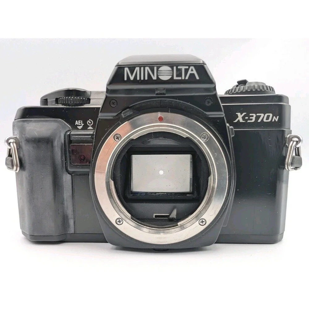 Vintage Minolta X-370 35mm Camera w/case Yellowed Removable Lens